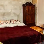 Vintage And Artistic Altbau